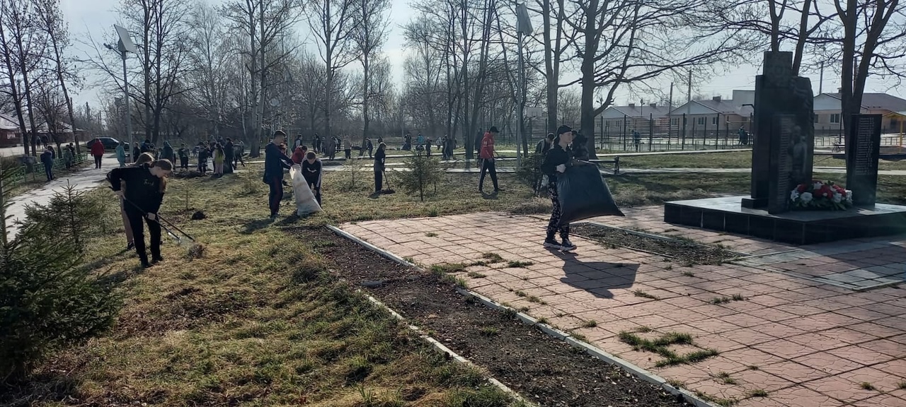 в рамках акции «Весенняя неделя добра» волонтеры провели традиционную акцию «Обелиск».