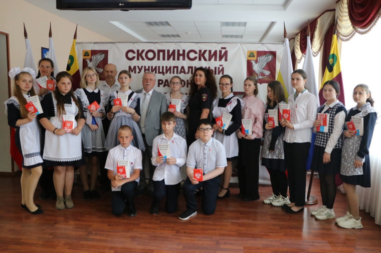 Первые паспорта уже у Первых!.